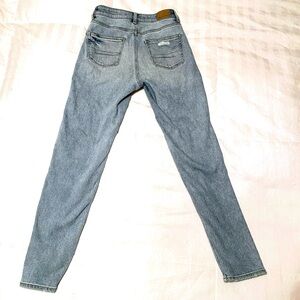 American Eagle size 0 skinny jeans with rips